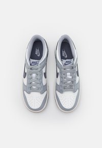 Nike Sportswear DUNK LOW UNISEX - Tenisice - white/light carbon/platinum tint/pure platinum