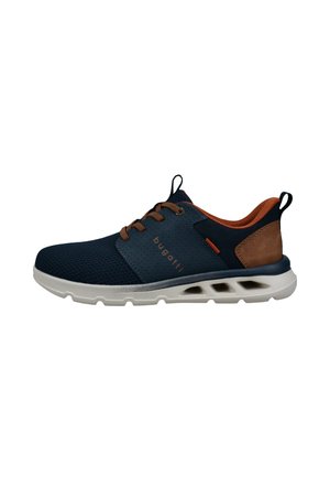 Navyblaue und braune Sneaker mit weißer Sohle, atmungsaktivem Mesh vorne, braunen Schnürsenkeln und "bugatti"-Markenlogo an der Seite.