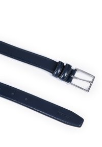 Granatowy skórzany pasek o gładkim wykończeniu, z prostokątną klamrą w kolorze srebrnym i pięcioma regulowanymi otworami. Szwy na brzegach oraz wytłoczone logo marki.