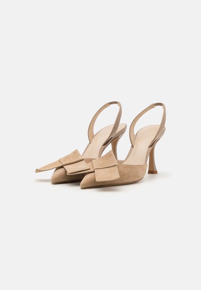 Beige ruskind slingback hæle med spids tå, med en dekorativ sløjfe detalje foran og en slank stiletto hæl.