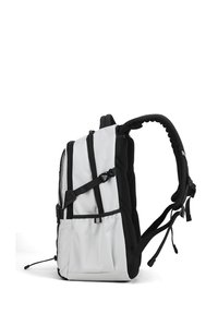 Zaino con una combinazione di colori bianco e nero, dotato di spallacci imbottiti, molteplici tasche con zip e tessuto testurizzato.