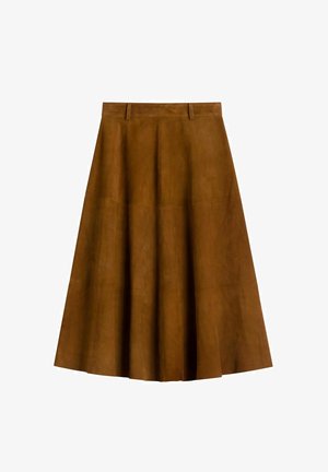 Brązowa zamszowa spódnica midi w kształcie litery A z szlufkami na pasek, z pionowymi szwami i delikatnymi zakładkami dodającymi tekstury i kształtu.
