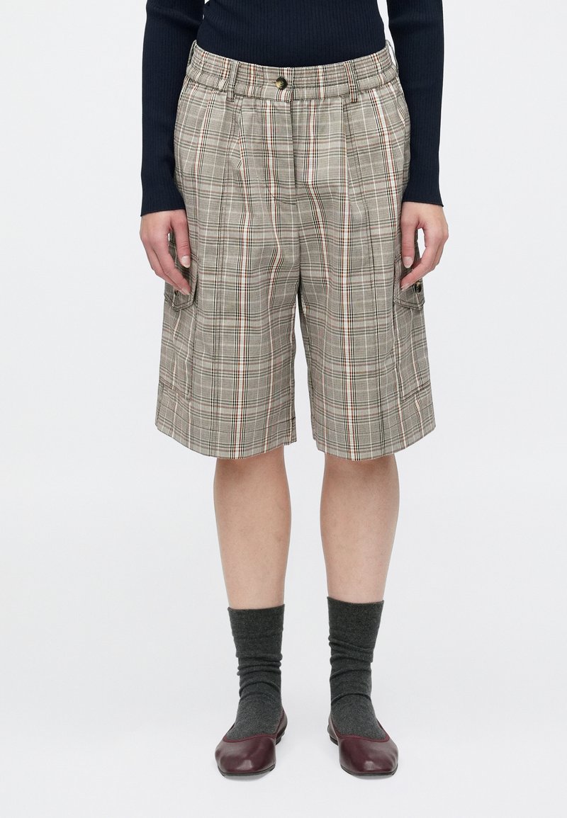 Shorts à carreaux beige avec une coupe décontractée, dotés d'une taille élastique, de poches avant et d'accents multicolores en rouge et vert.