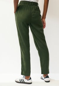 Next REGULAR FIT - Pantaloni - khaki green