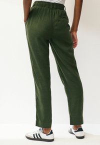 Next - REGULAR FIT - Pantalones - khaki green Imagen en miniatura 1