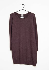 Dlouhý rukáv, vínová šaty z pletené látky, s kulatým výstřihem a vroubkovaným lemem, zavěšené na černém ramínku na bílém pozadí.