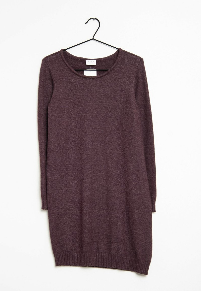 Dlouhý rukáv, vínová šaty z pletené látky, s kulatým výstřihem a vroubkovaným lemem, zavěšené na černém ramínku na bílém pozadí.