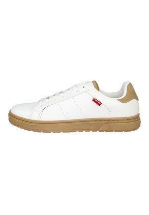 Zapatilla blanca de corte bajo con suela y parche en el talón beige, diseño con cordones y una pequeña etiqueta roja con el logo de Levi's en el lateral.