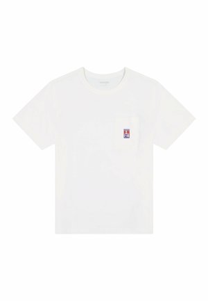 Vitt kortärmat t-shirt med rund hals, med en framficka och en liten färgglad Wrangler-logotyp på fickan.