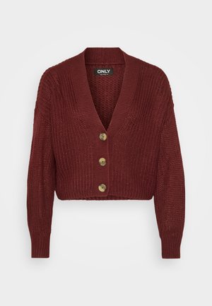Rød korte cardigan med et teksturert strikkemønster, V-hals og tre store messingknapper. Lange ermer med ribbestrikkede mansjetter.