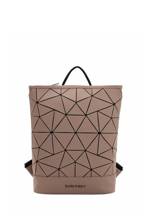 Sac à dos rectangulaire en matériau doux rose pâle, ornée d'un motif géométrique noir. Comprend une poignée supérieure et deux bretelles réglables.