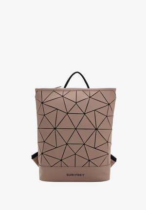 Taisnstūra mugursoma maigi rozā materiālā ar ģeometrisku melnu rakstu. Ietver augšējo rokturi un divas regulējamas siksnas.