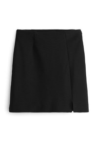 Mini-jupe droite noire avec une couture avant et une petite fente sur le côté droit, présentée sur un fond blanc.