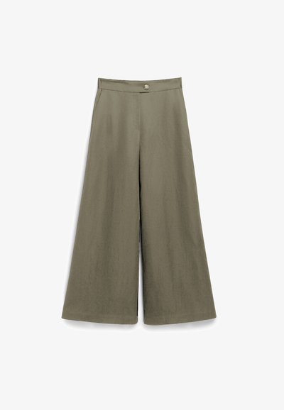 Spodnie o szerokich nogawkach w oliwkowym kolorze, z wysokim stanem, z przodem z zapięciem na guzik oraz gładką, lekką teksturą.