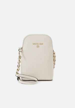 Petit sac à bandoulière en cuir blanc avec chaîne en or et logo Michael Kors sur le devant, sur un fond uni.