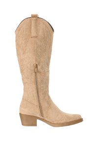 Bota vaquera de ante beige hasta media pantorrilla con cremallera lateral, costuras decorativas, lazo para tirar, puntera redonda y tacón bajo de bloque.