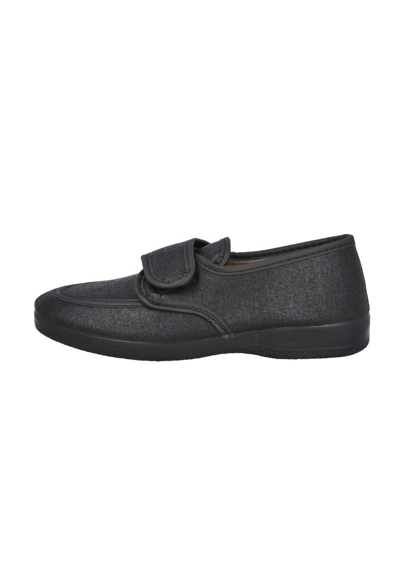 Zapato de tela negra con superficie texturizada, con una tira de Velcro, puntera redondeada y suela de goma flexible. Diseño plano adecuado para uso casual.