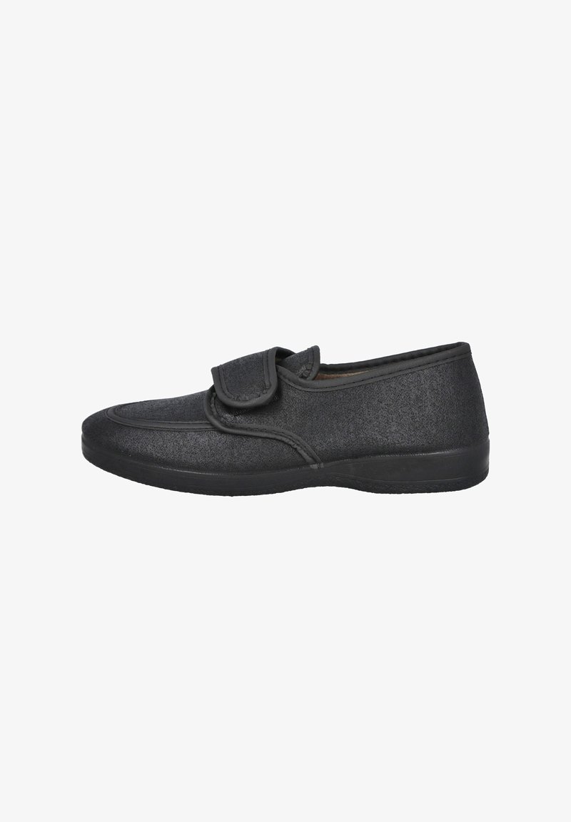 Zapato de tela negra con superficie texturizada, con una tira de Velcro, puntera redondeada y suela de goma flexible. Diseño plano adecuado para uso casual.