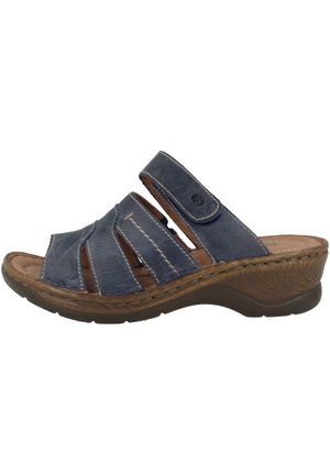 Sandali scivolosi in pelle blu con più fascette, caratterizzati da dettagli di cuciture e una suola marrone texture. Fascetta regolabile per una vestibilità sicura.
