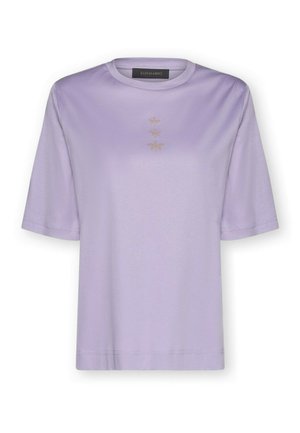 Lila Baumwoll-T-Shirt mit kurzen Ärmeln, rundem Ausschnitt und drei kleinen goldenen Bienenstickereien, die mittig unterhalb des Kragens angebracht sind.