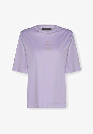 Lila Baumwoll-T-Shirt mit kurzen Ärmeln, rundem Ausschnitt und drei kleinen goldenen Bienenstickereien, die mittig unterhalb des Kragens angebracht sind.