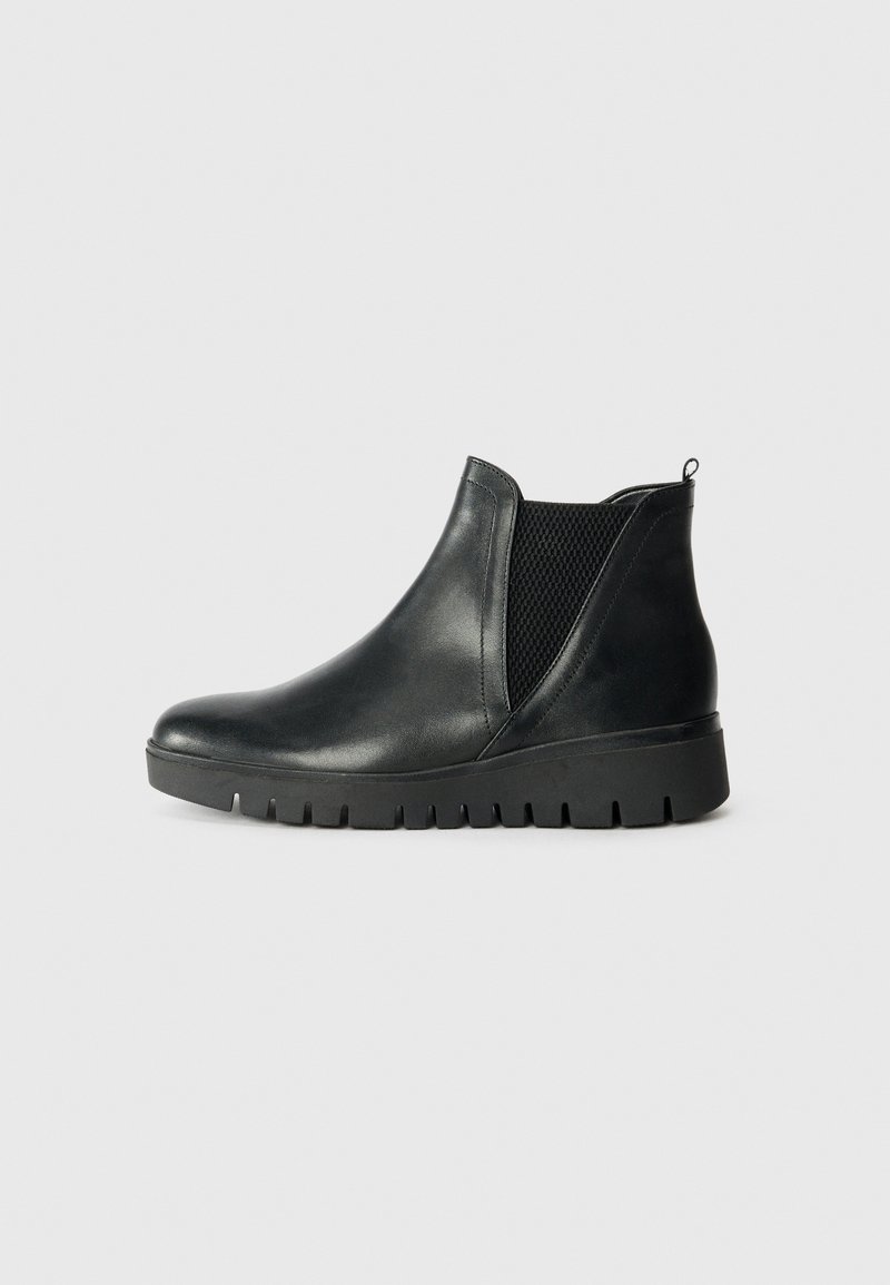 Schwarze Lederstiefeletten mit elastischen Seiteneinsätzen, runder Zehenform, strukturiertem Gummisohle und Zugschlaufe an der Rückseite.