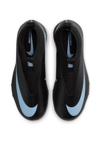 Schwarze, flach geschnittene Fußballschuhe mit strukturierter Oberfläche, einem hellblauen Swoosh, Schlupfdesign und verstärkter Ferse.