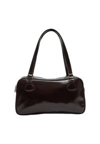 Černá kabelka z umělé kůže s elegantním designem, dvojitými vrchními uchy, zipovým uzávěrem a lesklým povrchem. Obsahuje akcenty z pozlacené kovové části.