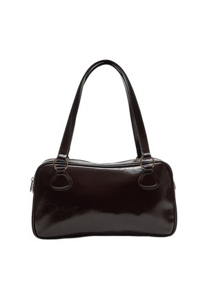 Sac à main en simili cuir noir au design épuré, avec deux poignées supérieures, fermeture zip et finition brillante. Présente des accents en métal doré.