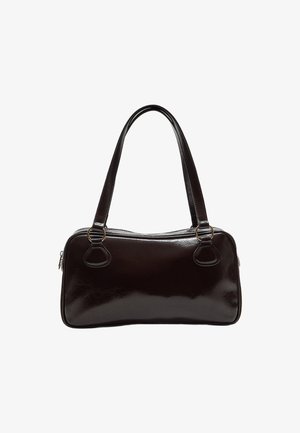 Czarna torebka z sztucznej skóry o eleganckim designie, z podwójnymi uchwytami u góry, zapięciem na zamek i polerowanym wykończeniem. Posiada złote akcenty w hardware.