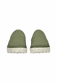 Zelené textilní nazouvací boty s kulatou špičkou, které mají strukturovaný svrch a skvrnitou bílou podrážku s vlnitým okrajem.