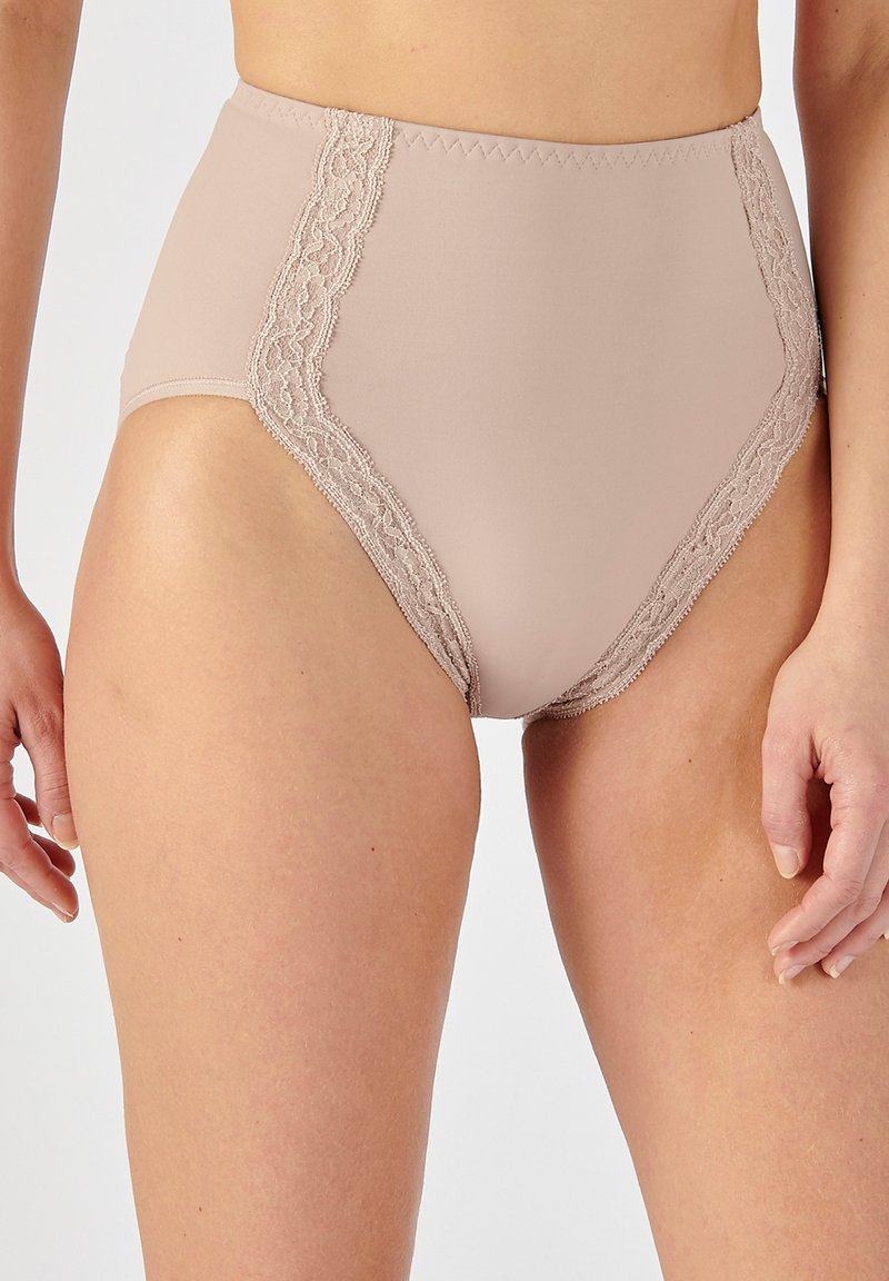 Mutande a vita alta di colore nude realizzate in tessuto morbido, con dettagli in pizzo intrecciati sui lati e bordi ondulati.