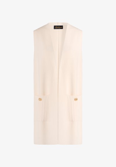 Prašna bez rukava od krem boje s dubokim V-izrezom, rebrastim prednjim džepovima i zlatnim gumbima, izrađena od mekog pletenog materijala.