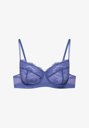 Lila Spitzen-BH mit einem Netzunterlayer, leicht gepolsterten Cups, verstellbaren Satinschnüren und einem gebrandeten Bund am unteren Ende.