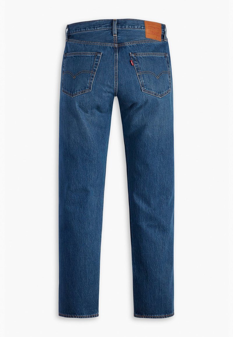 Blaue Denim-Jeans mit geradem Bein, zwei Gesäßtaschen mit Nahtdetails und einem braunen Lederlabel am Bund.