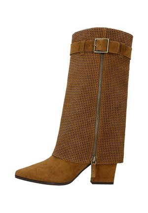 Botte en daim marron mi-mollet avec tige perforée, fermeture éclair latérale, bride décorative avec boucle, bout pointu et talon carré.