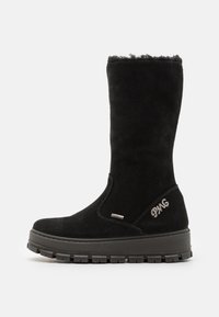 Stivale nero in suede al ginocchio con suola robusta e texture, dettaglio del logo, finitura liscia e fodera in tessuto lungo il bordo superiore.