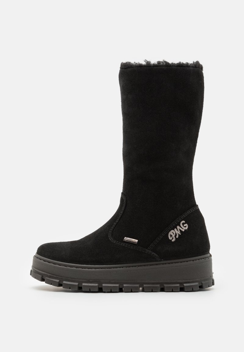 Stivale nero in suede al ginocchio con suola robusta e texture, dettaglio del logo, finitura liscia e fodera in tessuto lungo il bordo superiore.