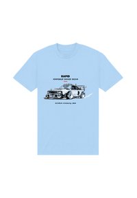 Světle modré tričko s grafickou ilustrací závodního auta, text zní "RAPID AIRFIELD TRACK STAR" v retro stylu.