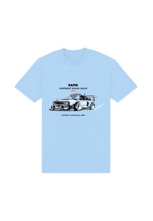 Světle modré tričko s grafickou ilustrací závodního auta, text zní "RAPID AIRFIELD TRACK STAR" v retro stylu.