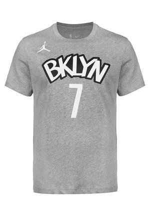 Šedé bavlněné tričko s černým nápisem "BKLYN" a bílou "7" na přední straně, s malým logem Jordan na levém rameni.