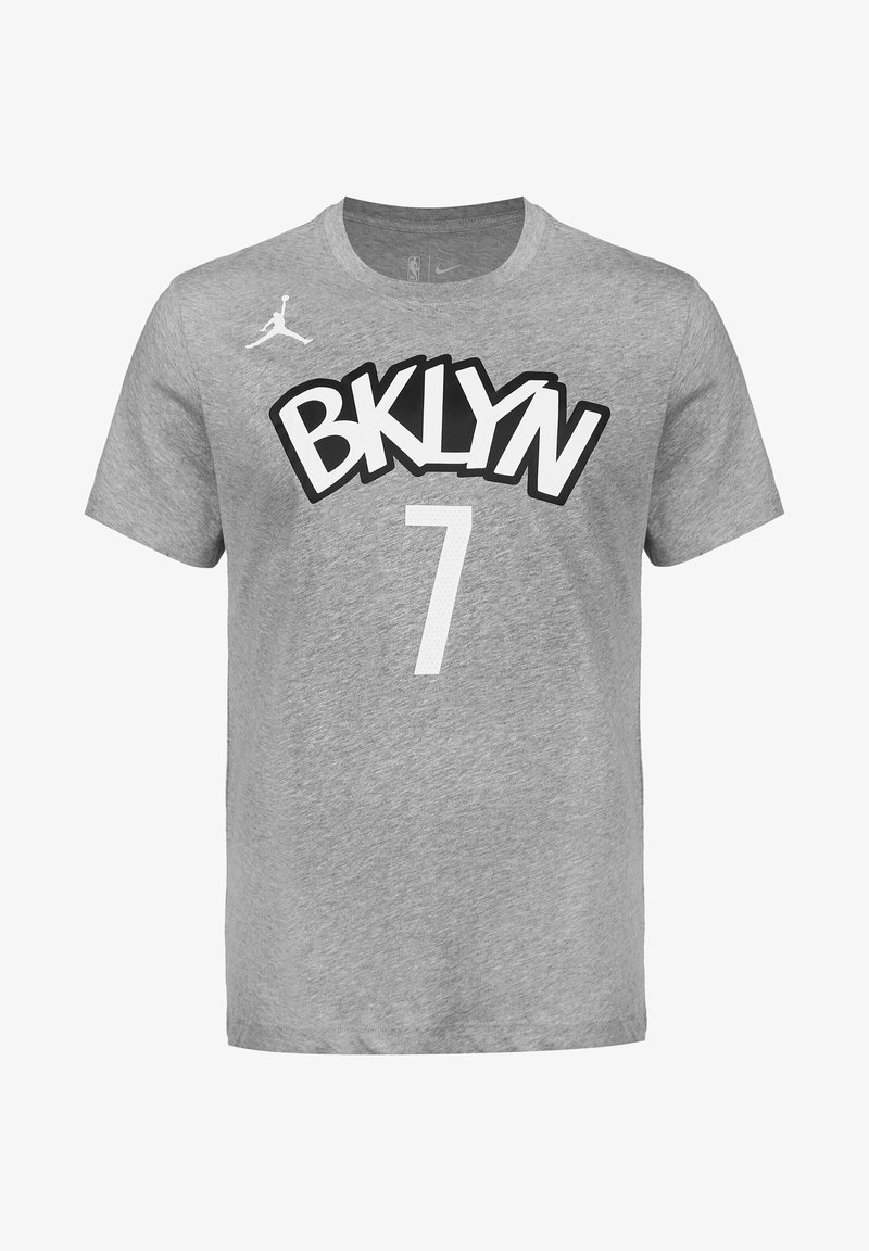 Šedé bavlněné tričko s černým nápisem "BKLYN" a bílou "7" na přední straně, s malým logem Jordan na levém rameni.