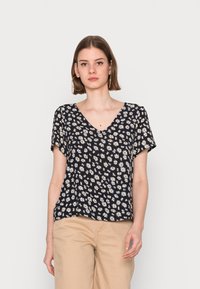 Blusa floral azul-escura com mangas curtas e decote em V, apresentando um padrão de margaridas brancas. Tecido leve e fluido com um corte descontraído.