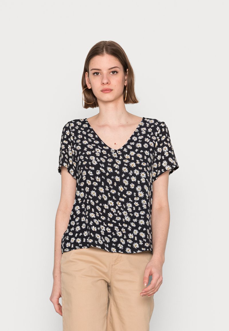 Blusa floral azul-escura com mangas curtas e decote em V, apresentando um padrão de margaridas brancas. Tecido leve e fluido com um corte descontraído.