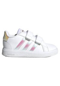 Biele tenisky s dvomi suchými zipsami, s irizujúcimi tromi pruhmi a textúrovanou bielou gumovou podrážkou. Hladký syntetický vrchný materiál.