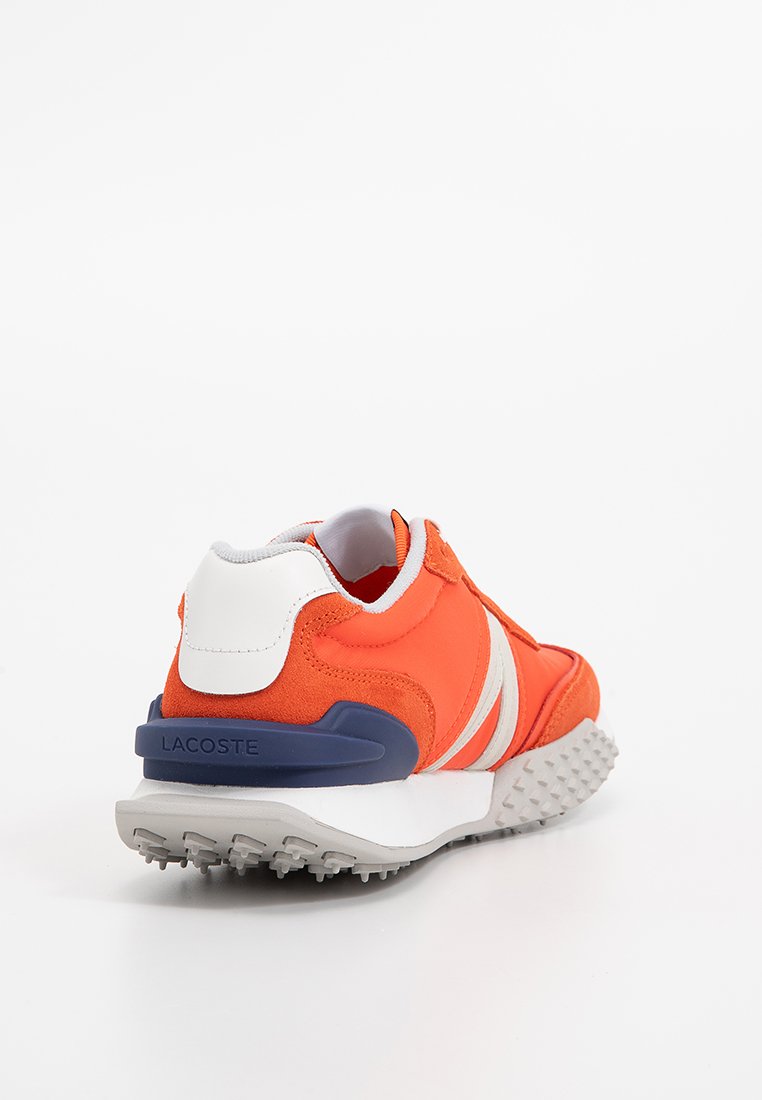 Rode en oranje atletiekschoen met een bovenwerk van suède en mesh, witte accenten, een gevoerde hiel en een gestructureerde rubberen zool. Bevat het "Lacoste"-logo.