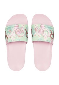 Groene slipper sandalen met een bloemenontwerp, roze accenten en een brede band met de tekst "PROXY" in een metallic afwerking. Vlakke zool.