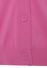Ružičasta pletena jakna z rebričasto strukturo ob robovih in vrsto usklajenih roza gumbov spredaj.