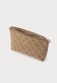 Brązowy materiałowy woreczek o wzorzystej powierzchni. Złote trójkątne logo i zamek błyskawiczny. Wnętrze wyłożone jest jaśniejszą tkaniną.