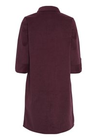 Bordowa sukienka bez kołnierza, z rękawami o długości 3/4, charakteryzująca się prostym krojem i miękkim, teksturowanym materiałem. Brak widocznych wzorów lub akcentów.